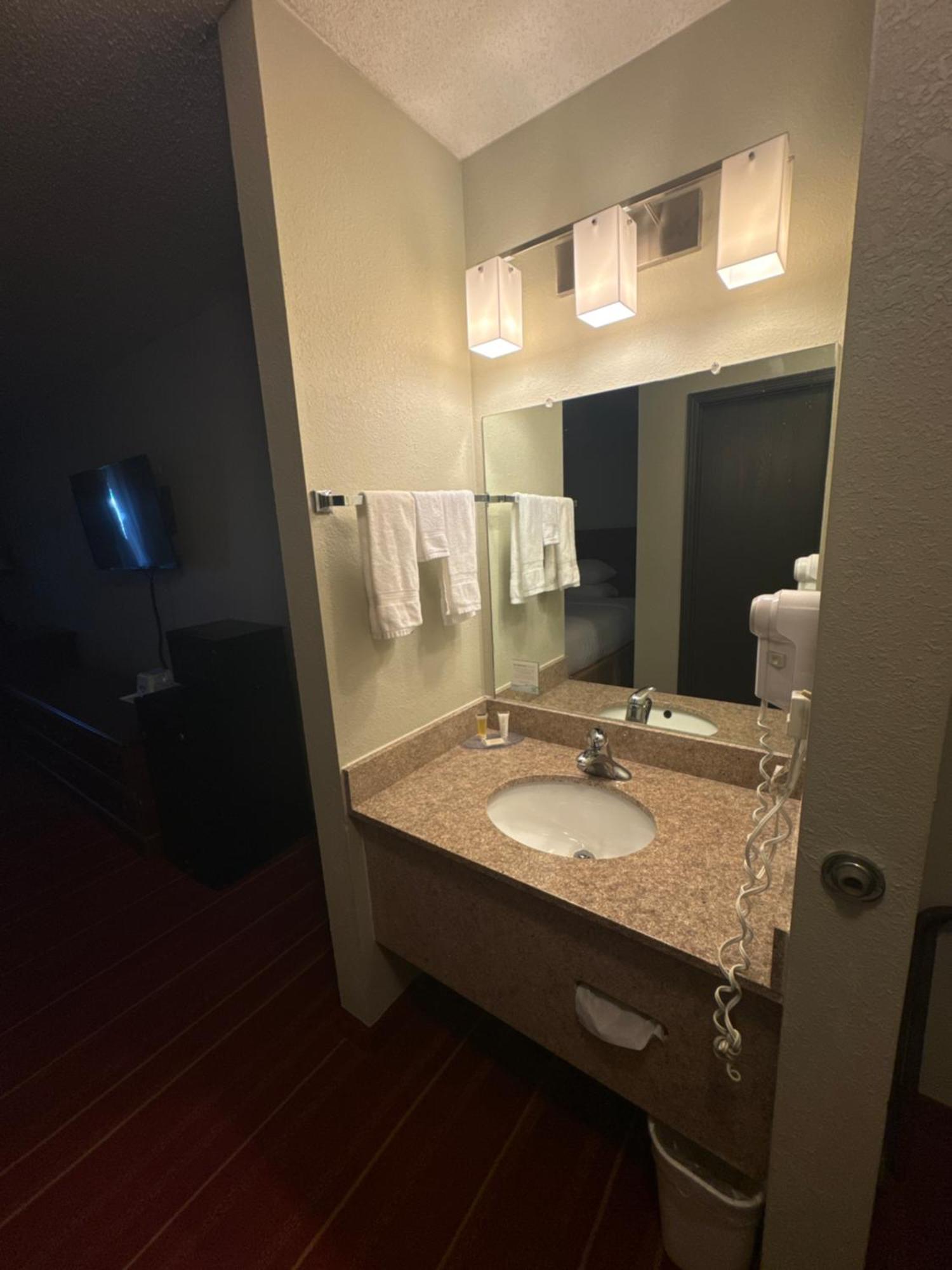 Days Inn By Wyndham Salina I-70 מראה חיצוני תמונה
