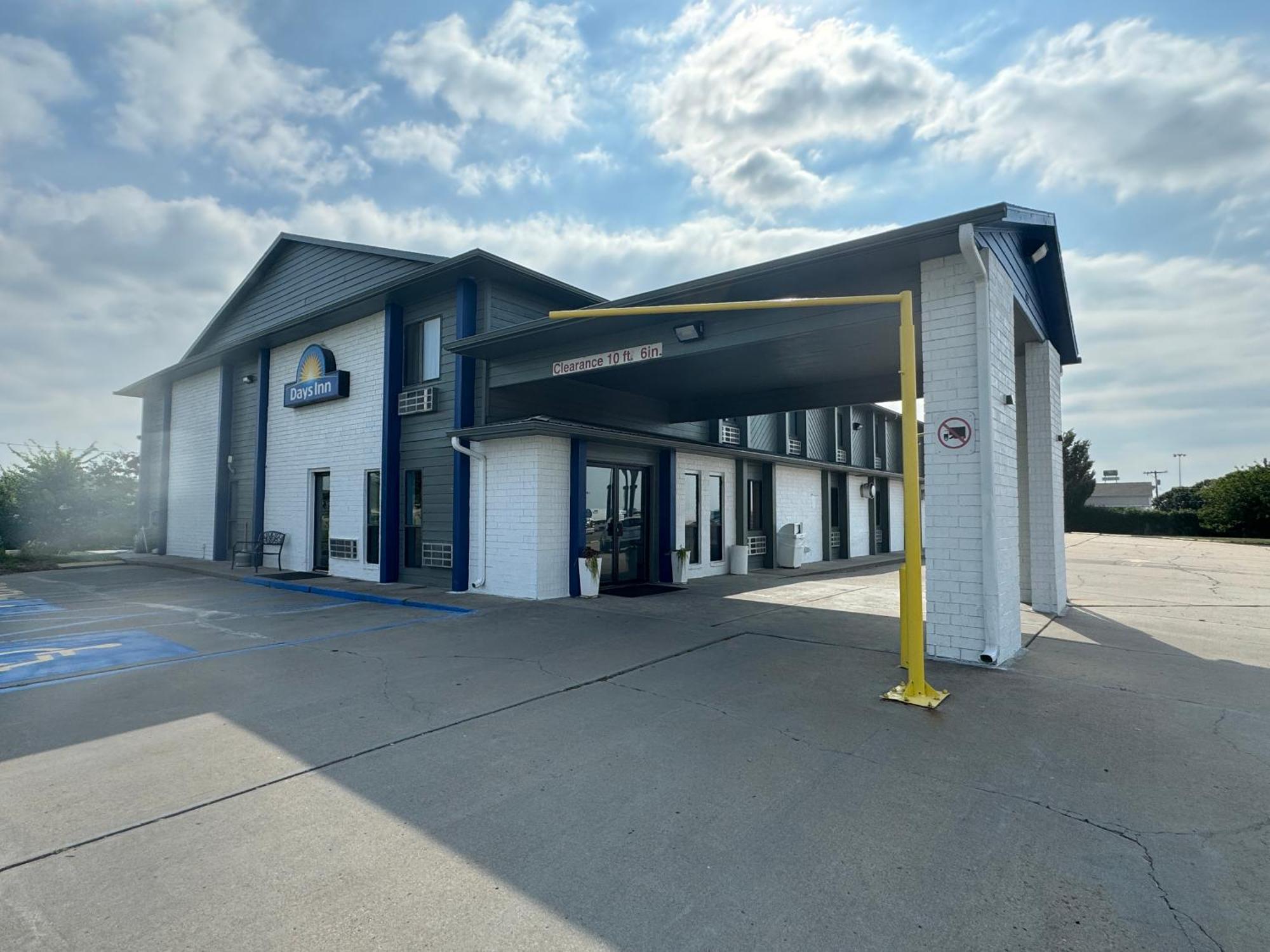 Days Inn By Wyndham Salina I-70 מראה חיצוני תמונה