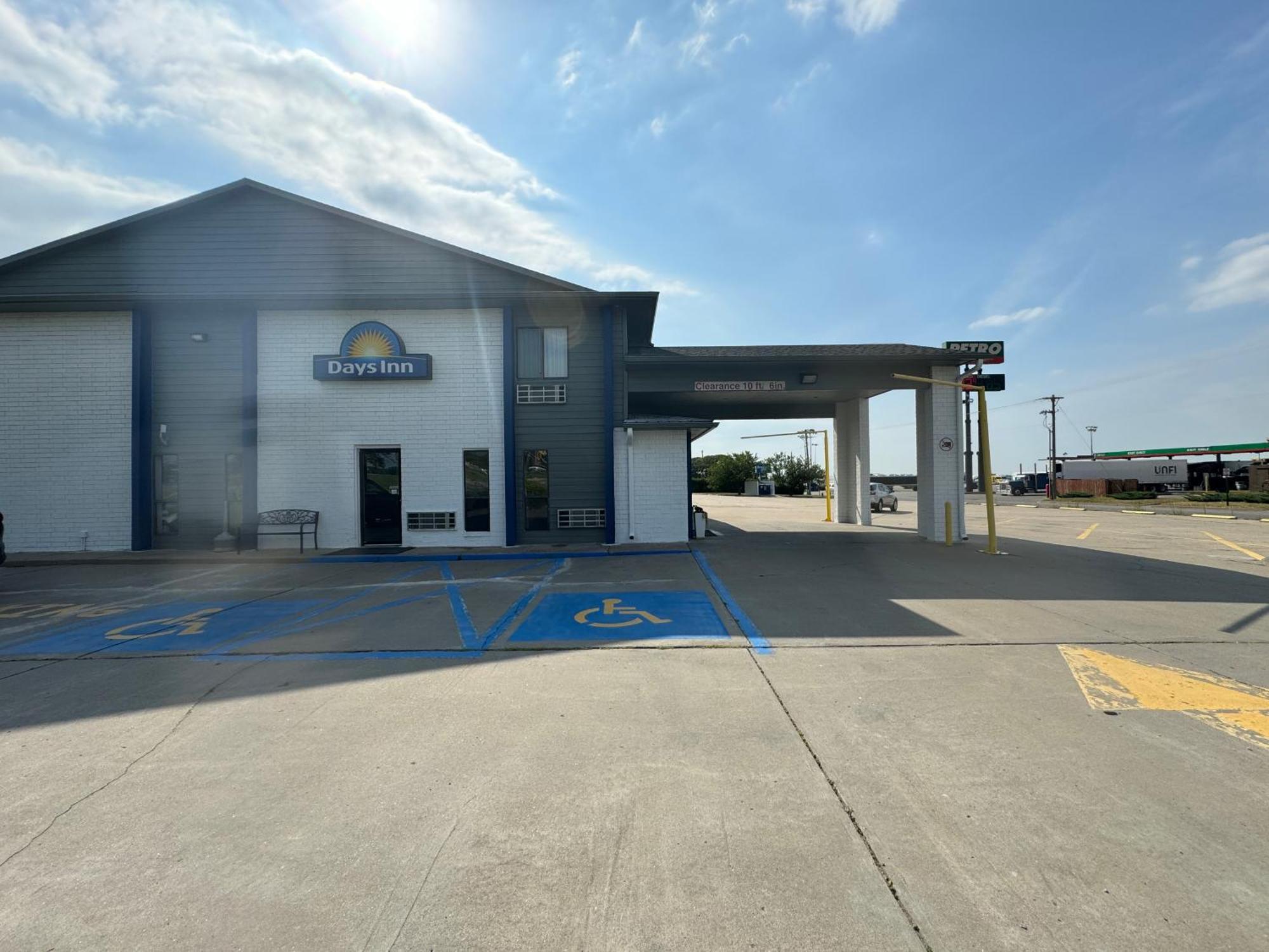 Days Inn By Wyndham Salina I-70 מראה חיצוני תמונה