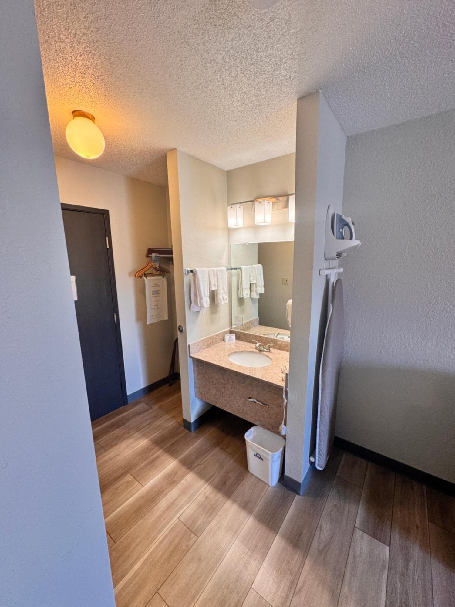 Days Inn By Wyndham Salina I-70 מראה חיצוני תמונה
