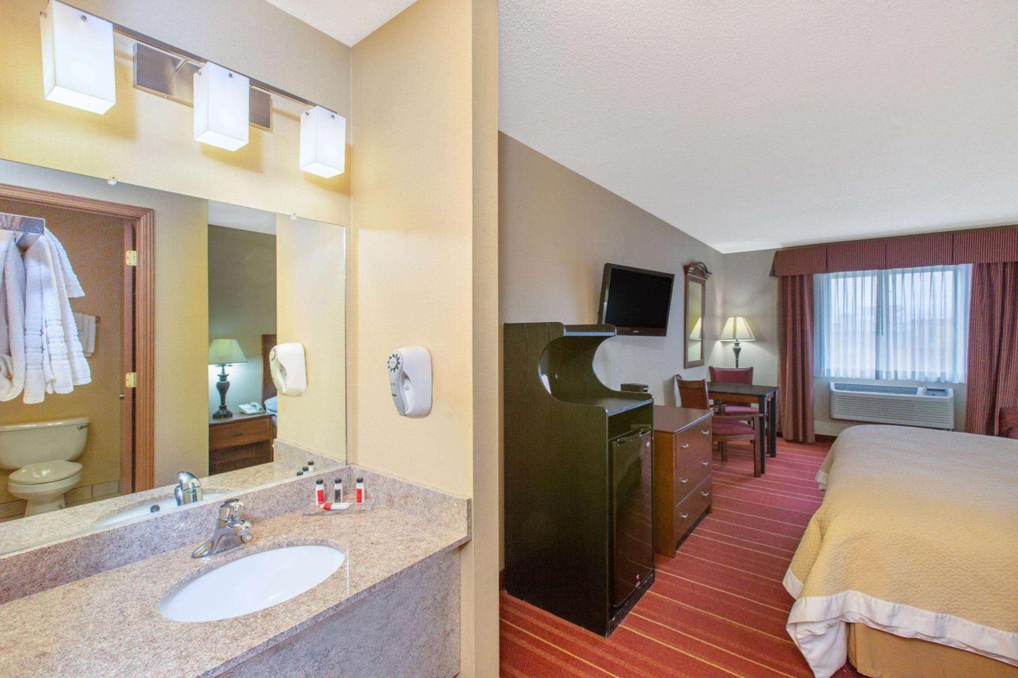 Days Inn By Wyndham Salina I-70 מראה חיצוני תמונה